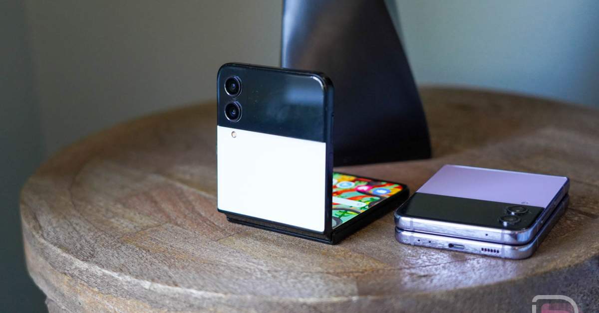 Samsung Galaxy Z Flip4 — alternate view