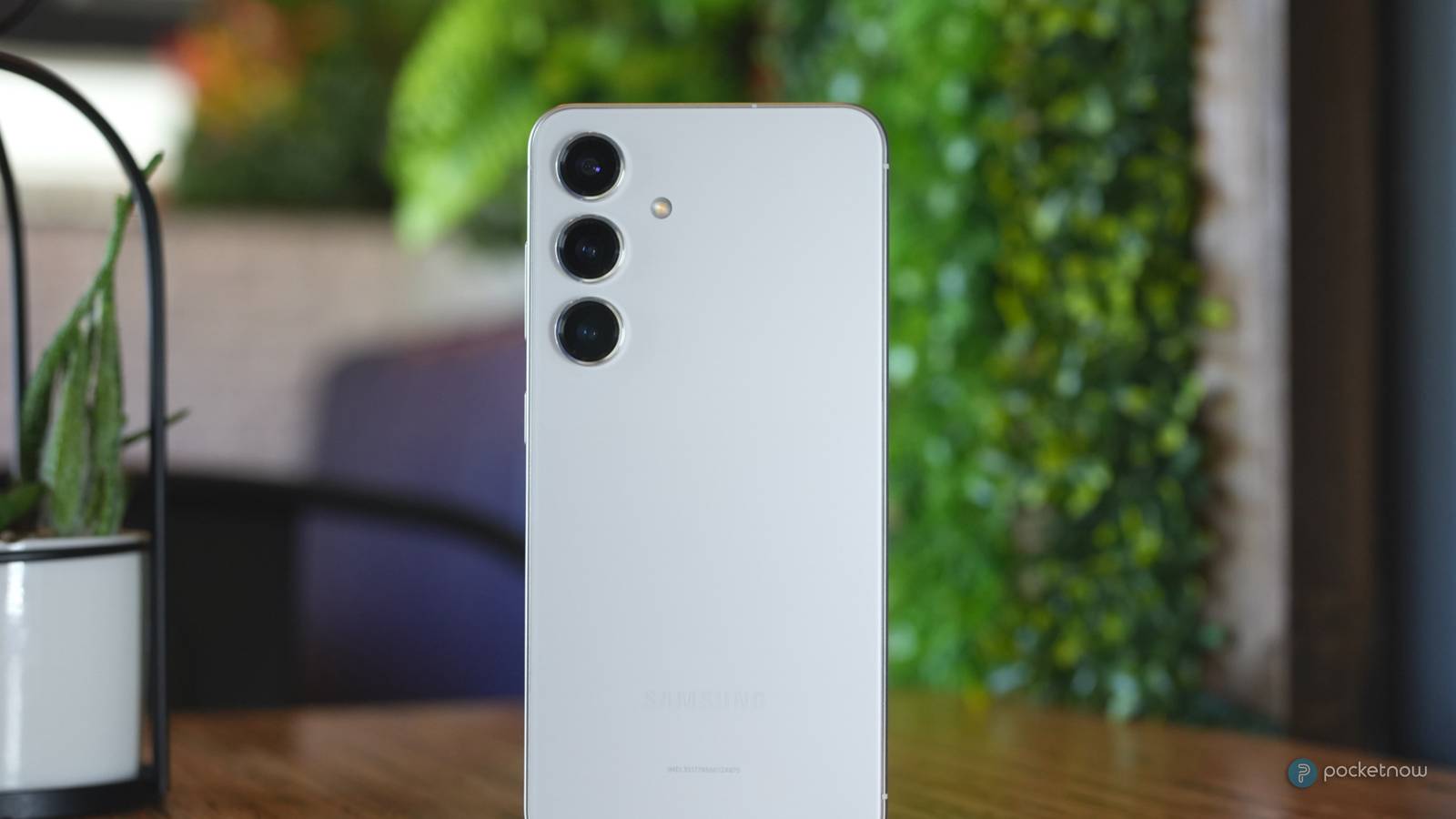 Samsung Galaxy S24 — alternate view