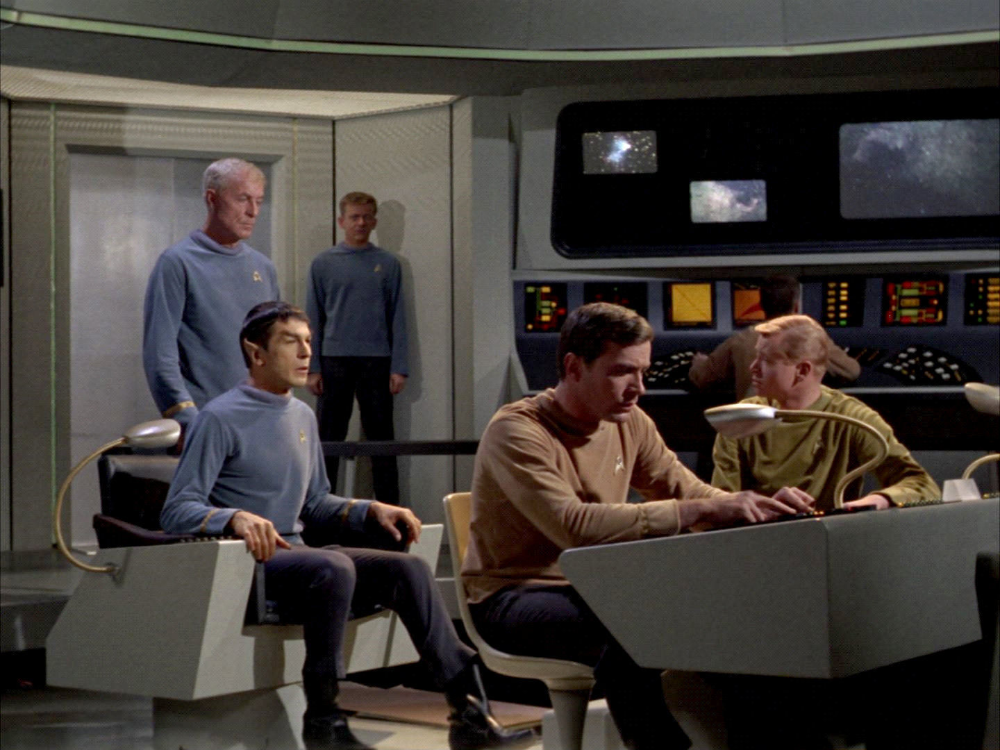 Dire Wolf Digital Star Trek: Captain's Chair — alternate view