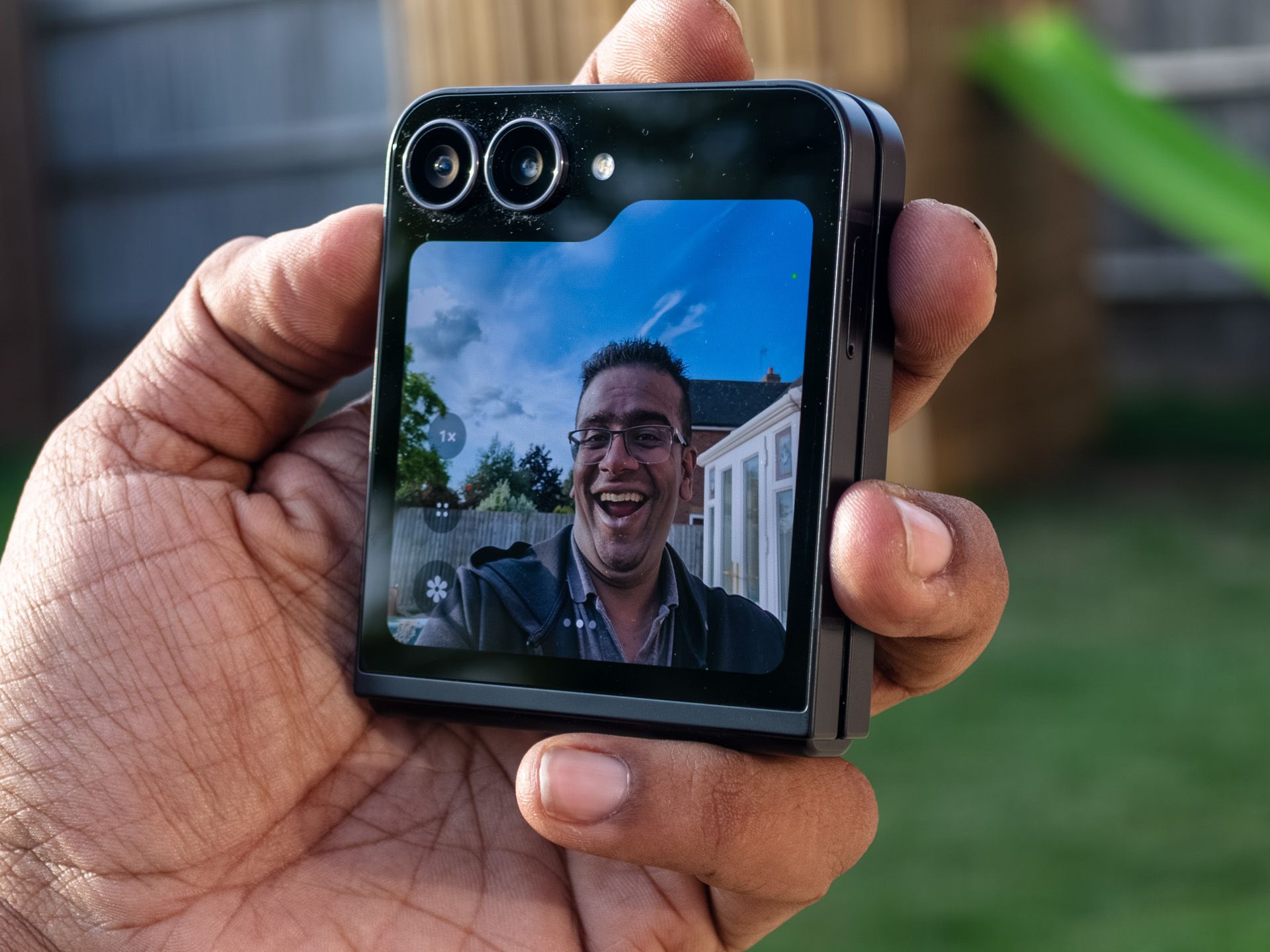 Samsung Galaxy Z Flip7 Fe — alternate view
