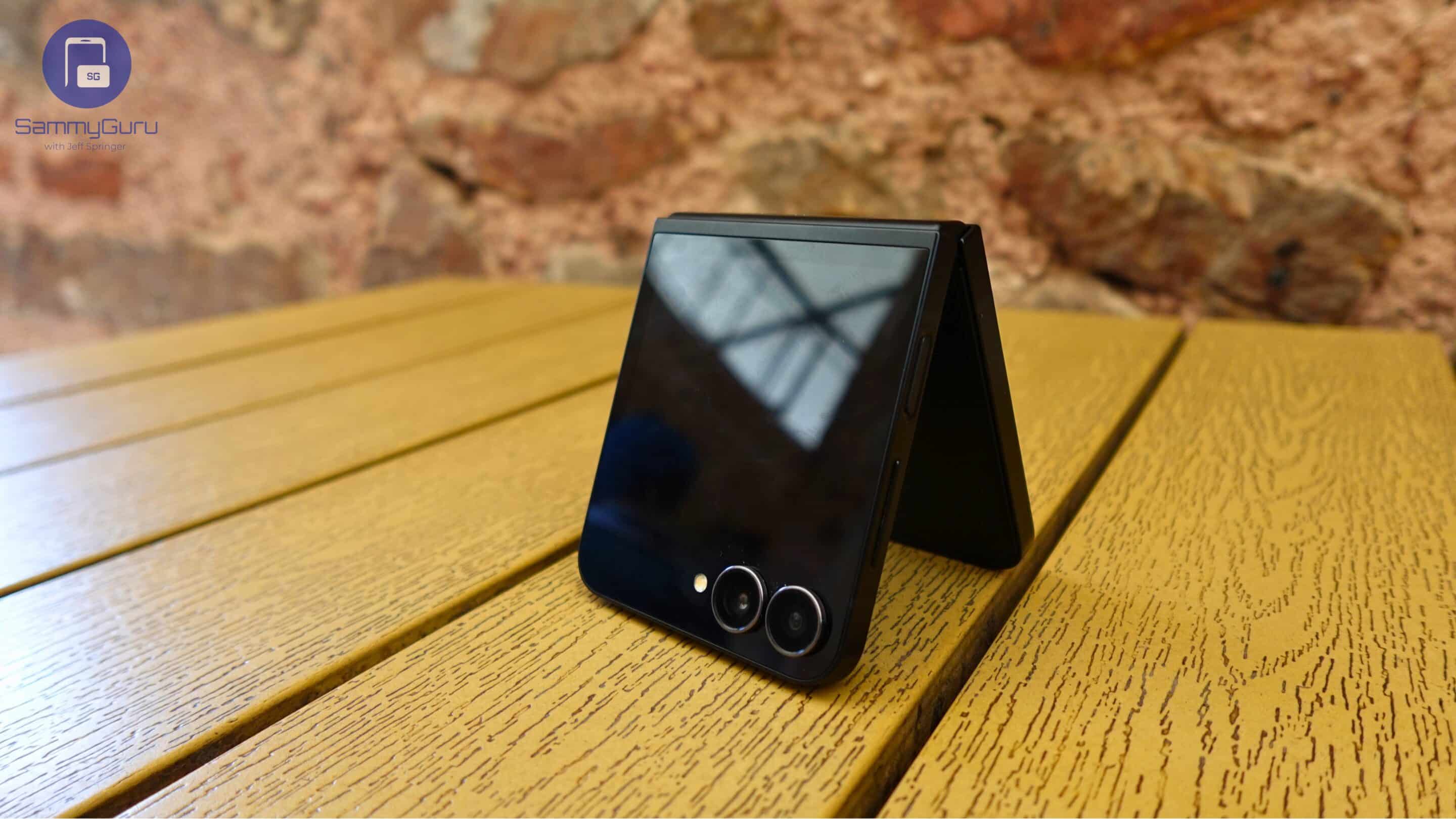 Samsung Galaxy Z Flip7 Fe — alternate view