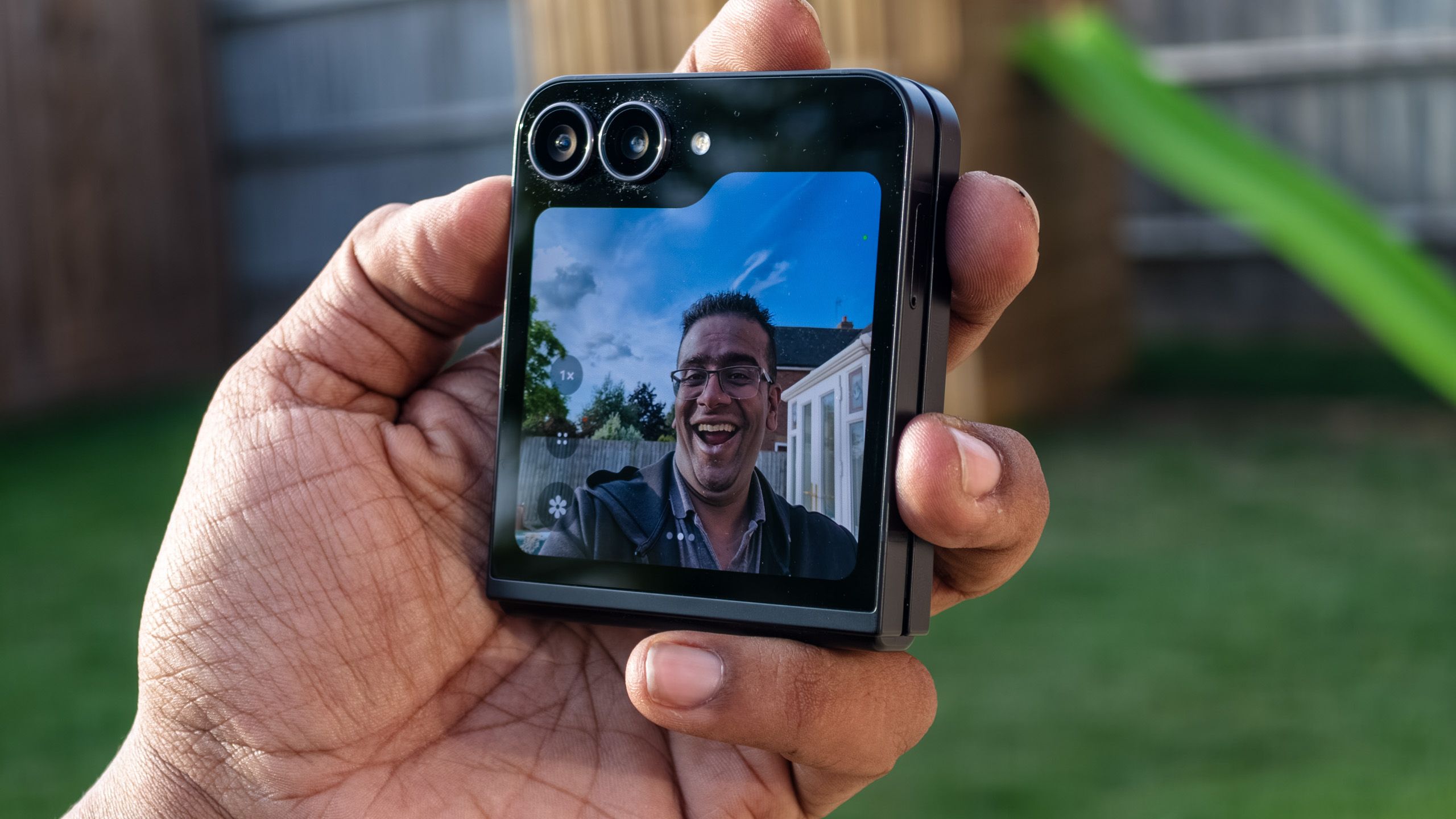 Samsung Galaxy Z Flip7 Fe — alternate view