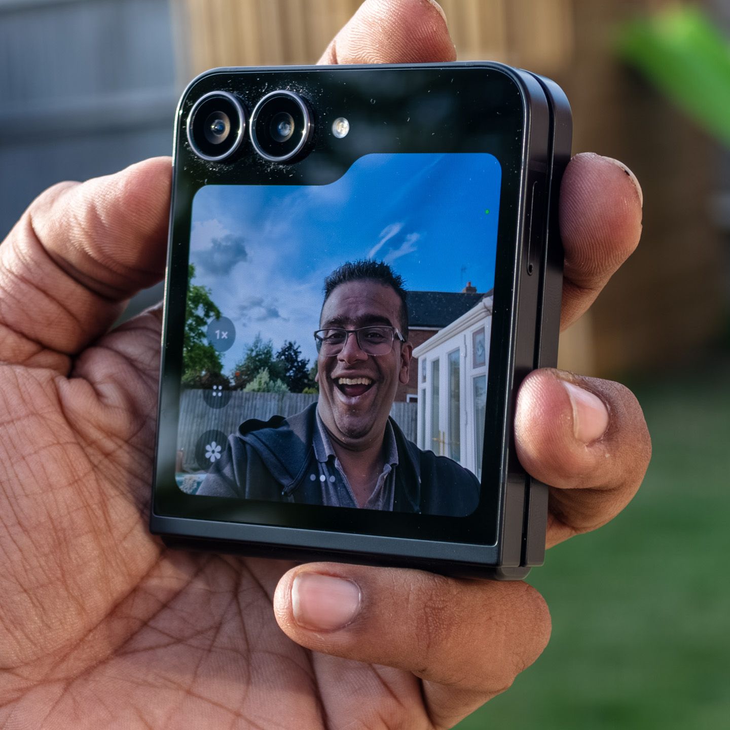 Samsung Galaxy Z Flip7 Fe — alternate view