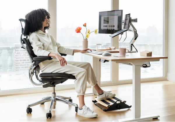 Humanscale eFloat Go 2.0 60" Adjustable Standing Charging Desk — alternate view