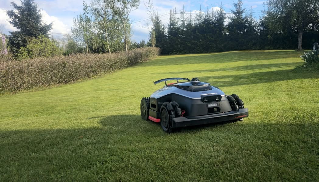 Dreame ACC Mower STA Charging Station — alternate view