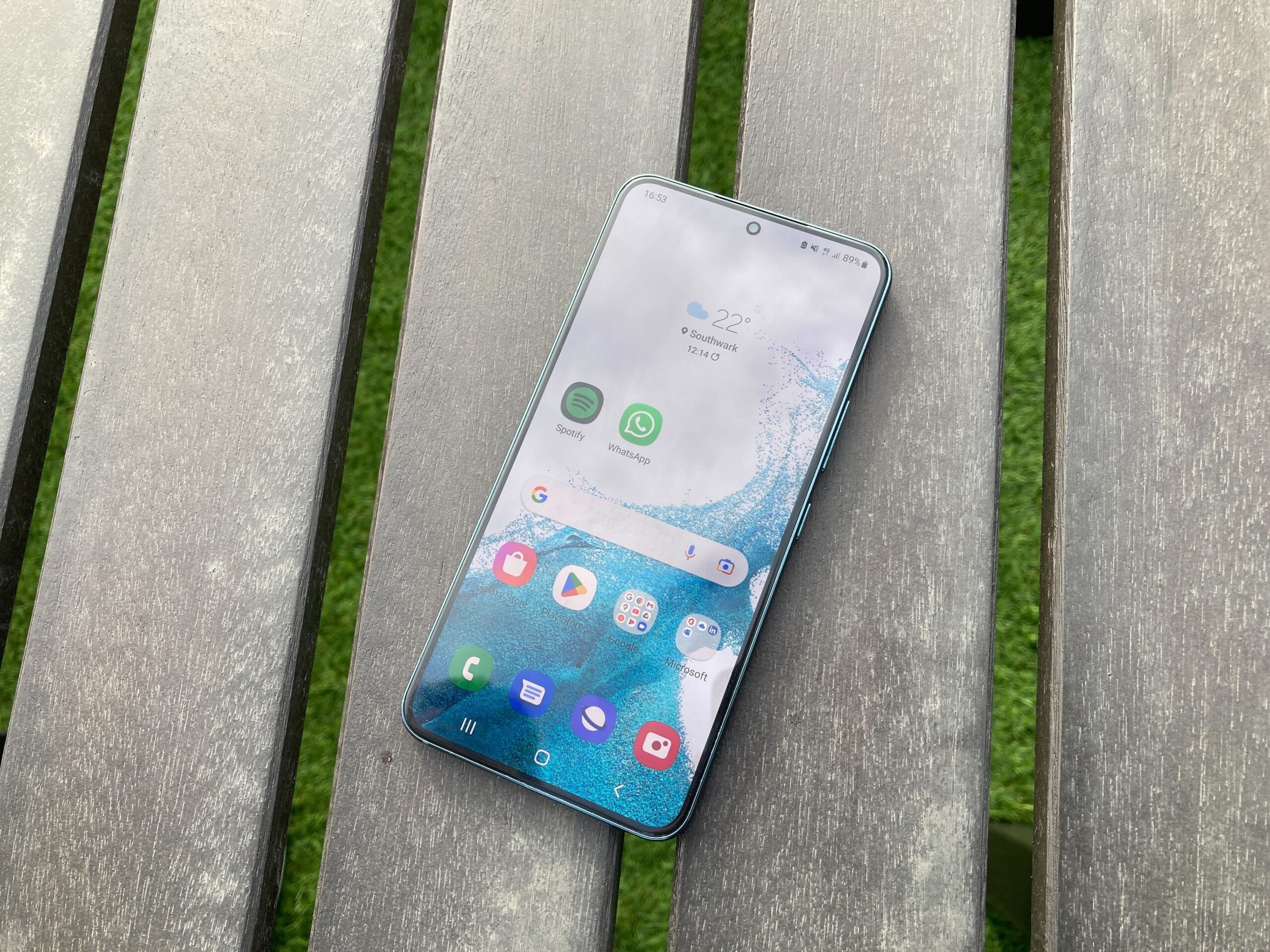 Samsung Galaxy S22 — alternate view